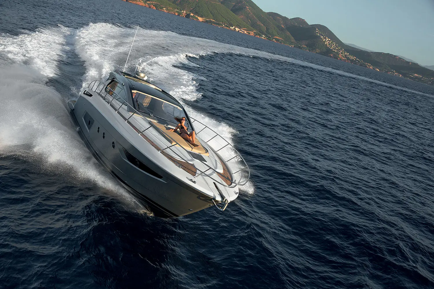 Luxus-Motoryacht vor den Inseln von Dalmatien bei Sonnenuntergang