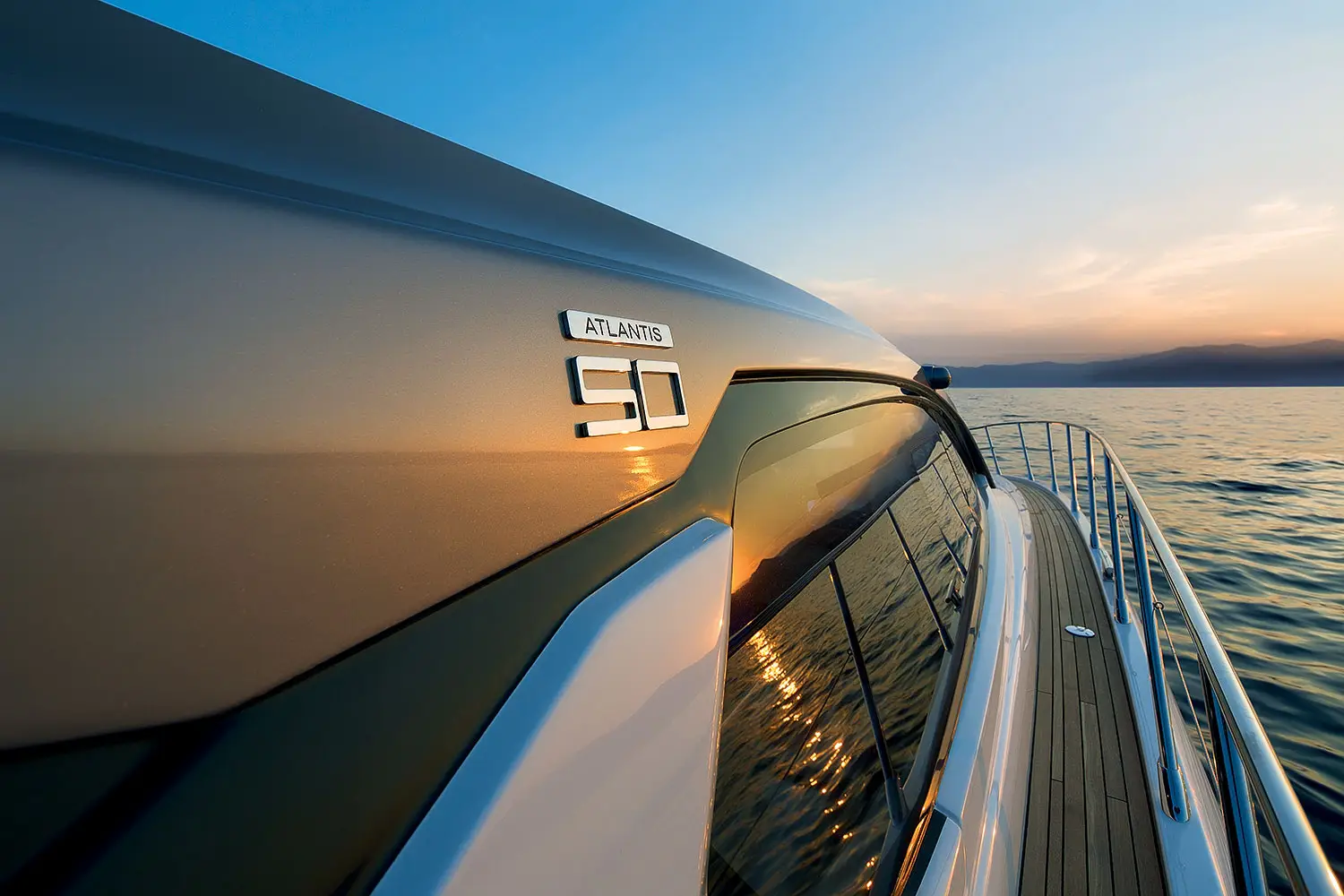 Exklusives Business-Meeting und Aperitif auf dem Sonnendeck einer Yacht