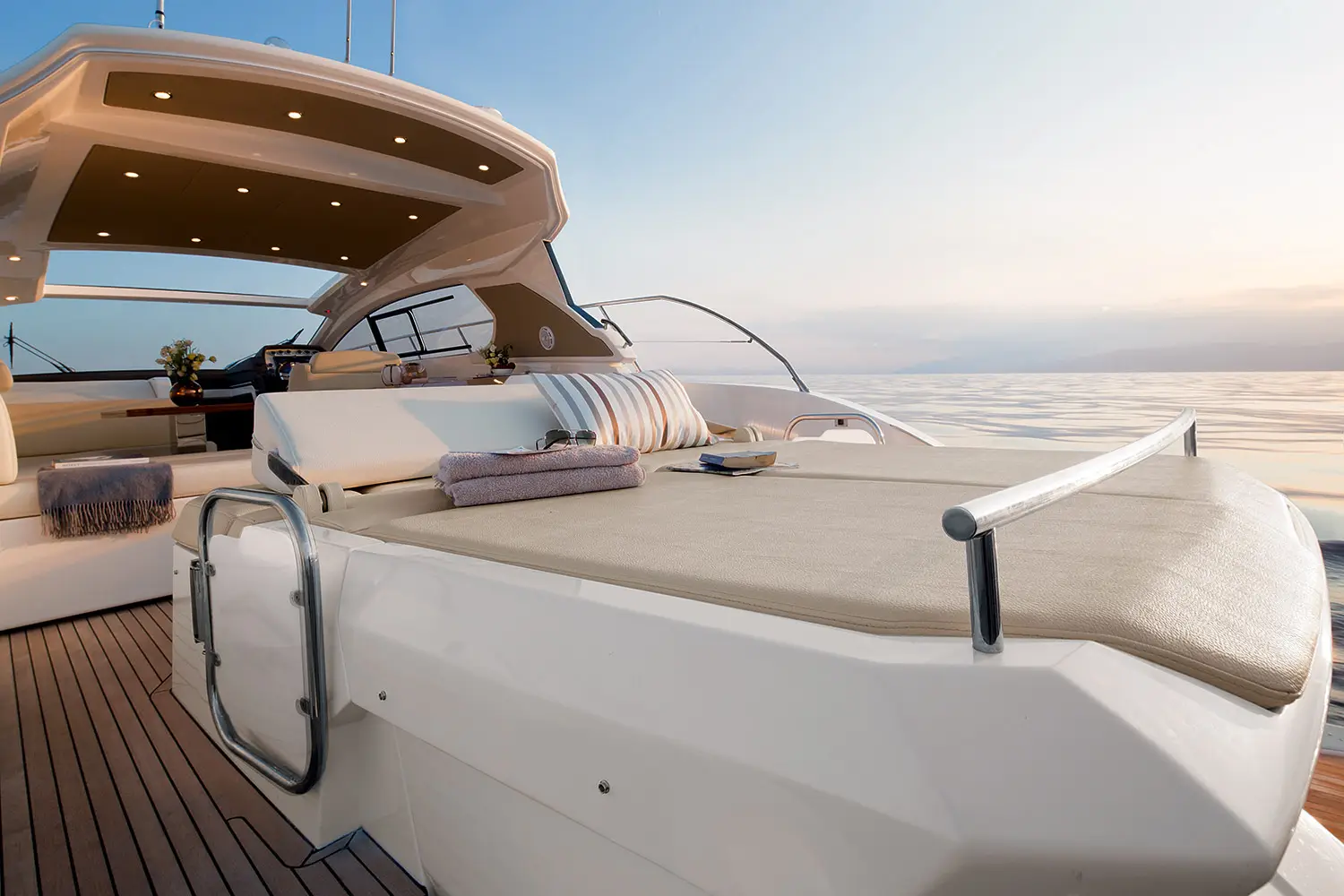 Erfahrener Kapitän am Steuerstand einer modernen Motoryacht